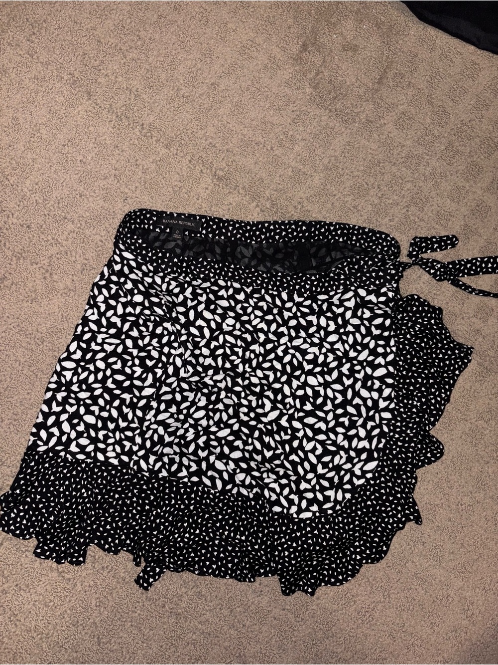 Banana Republic Black and White Floral Print Wrap Skirt, Women’s Size 0